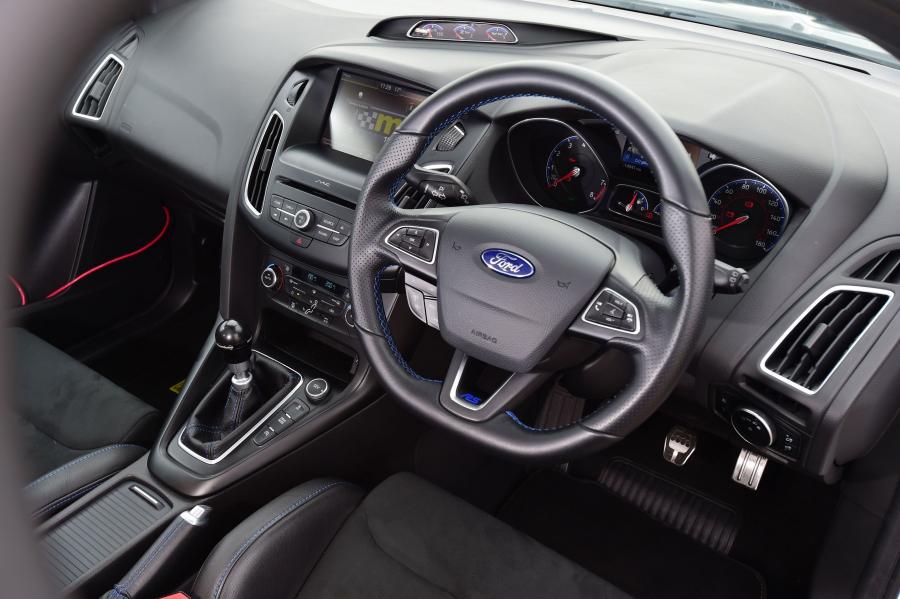 Панель приборов Ford Focus RS Mountune M400 2017 года  (фото 6 из 14)